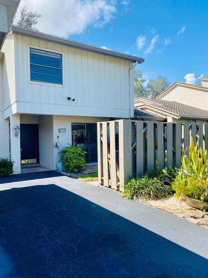 319 Wildwood Circle - Photo 1