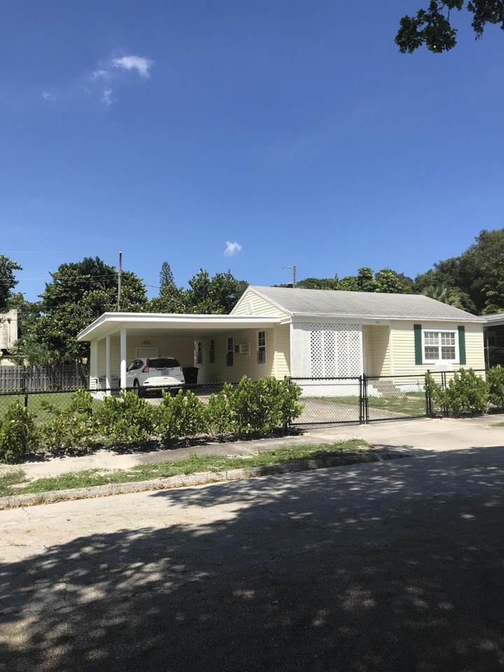 915 33rd Street - Photo 1
