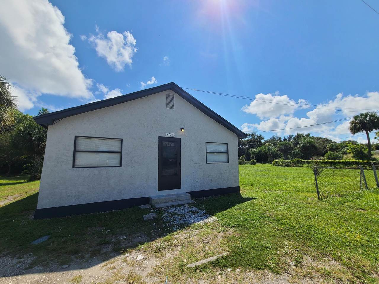 1107 Ave F - Photo 1