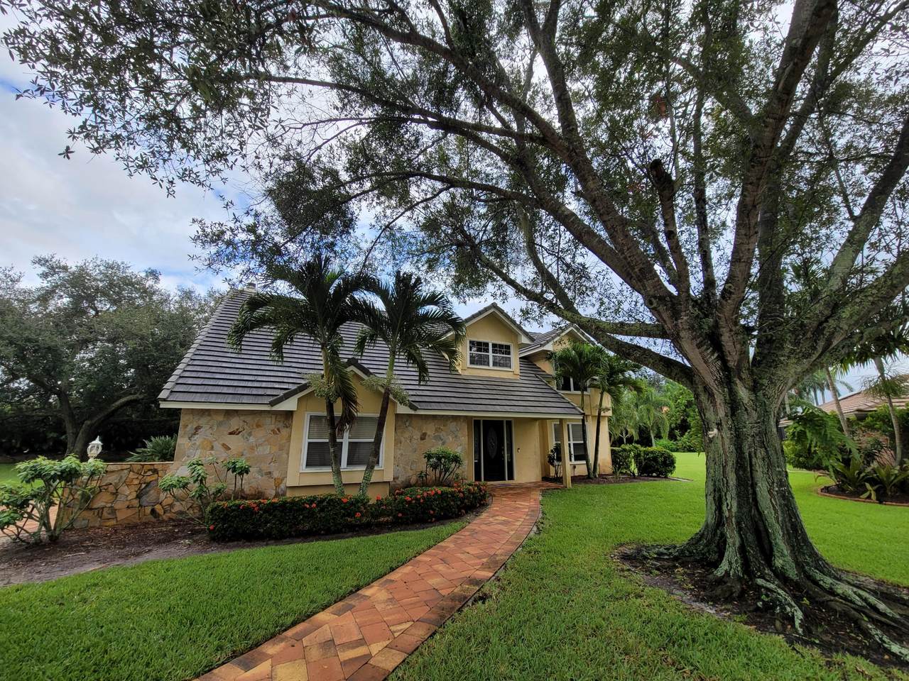 1215 Paradise Cove - Photo 1