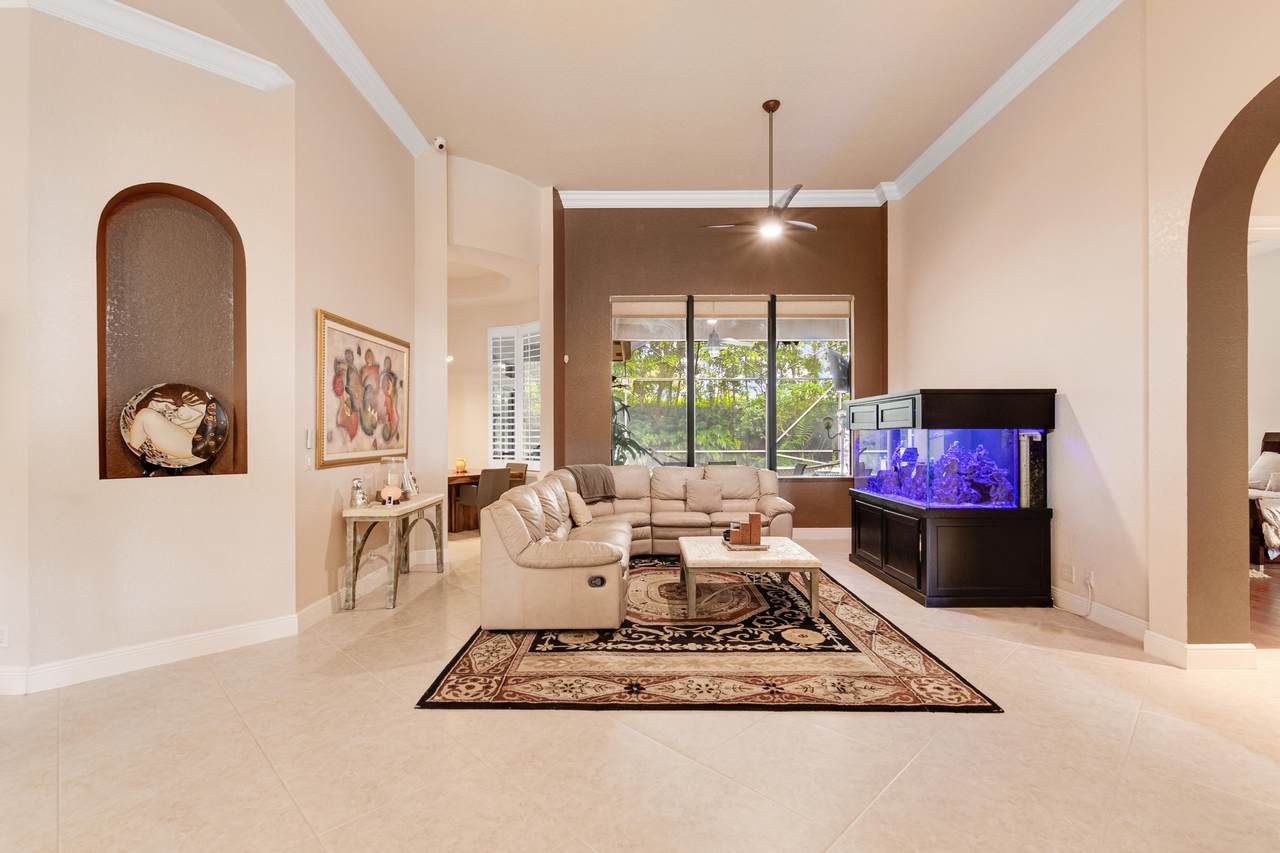 10718 Versailles Boulevard - Photo 1