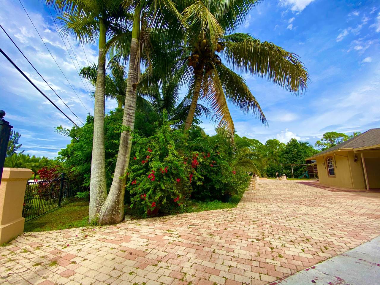 8698 Banyan Boulevard - Photo 1