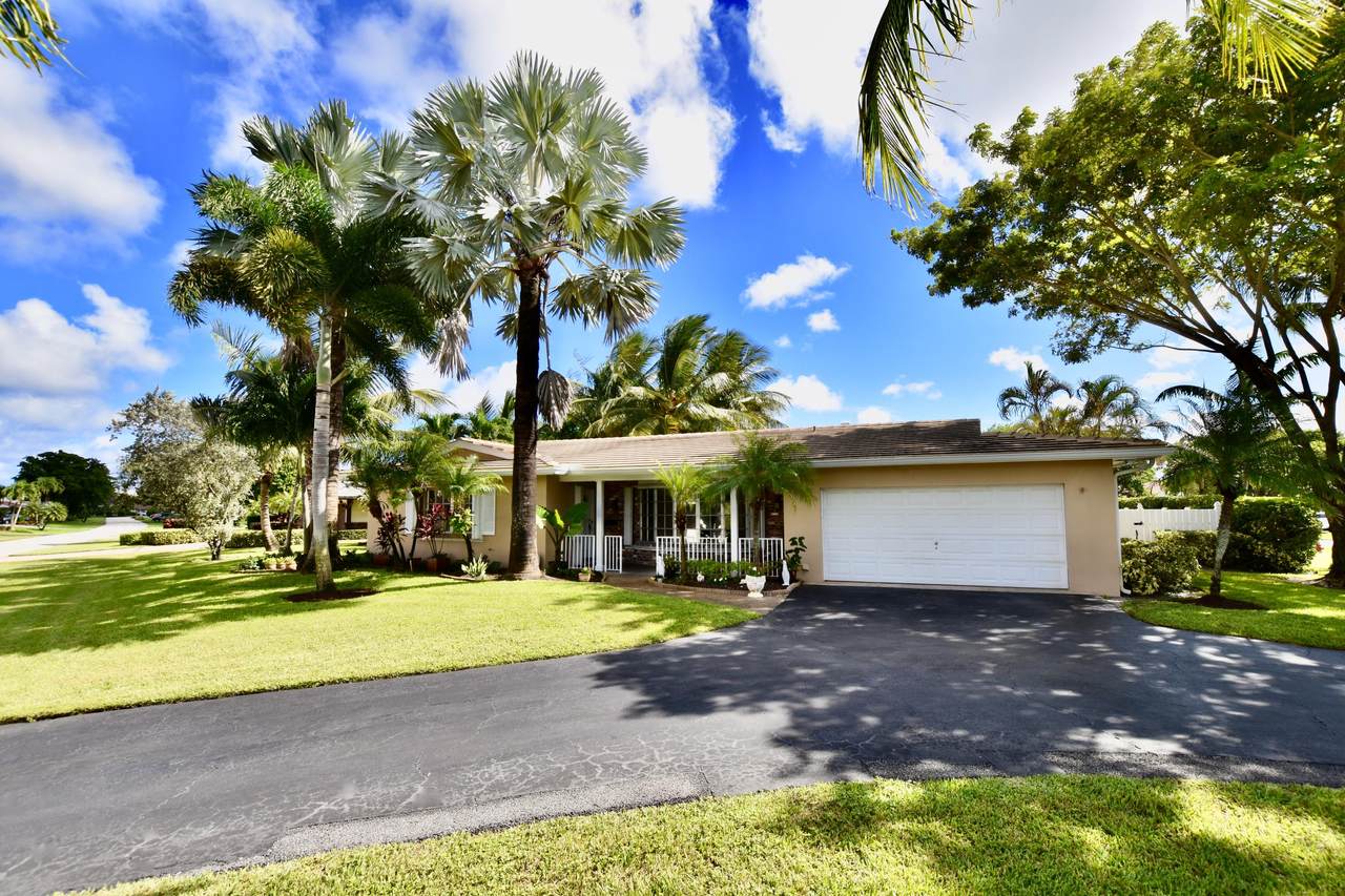 248 Gleneagles Drive - Photo 1