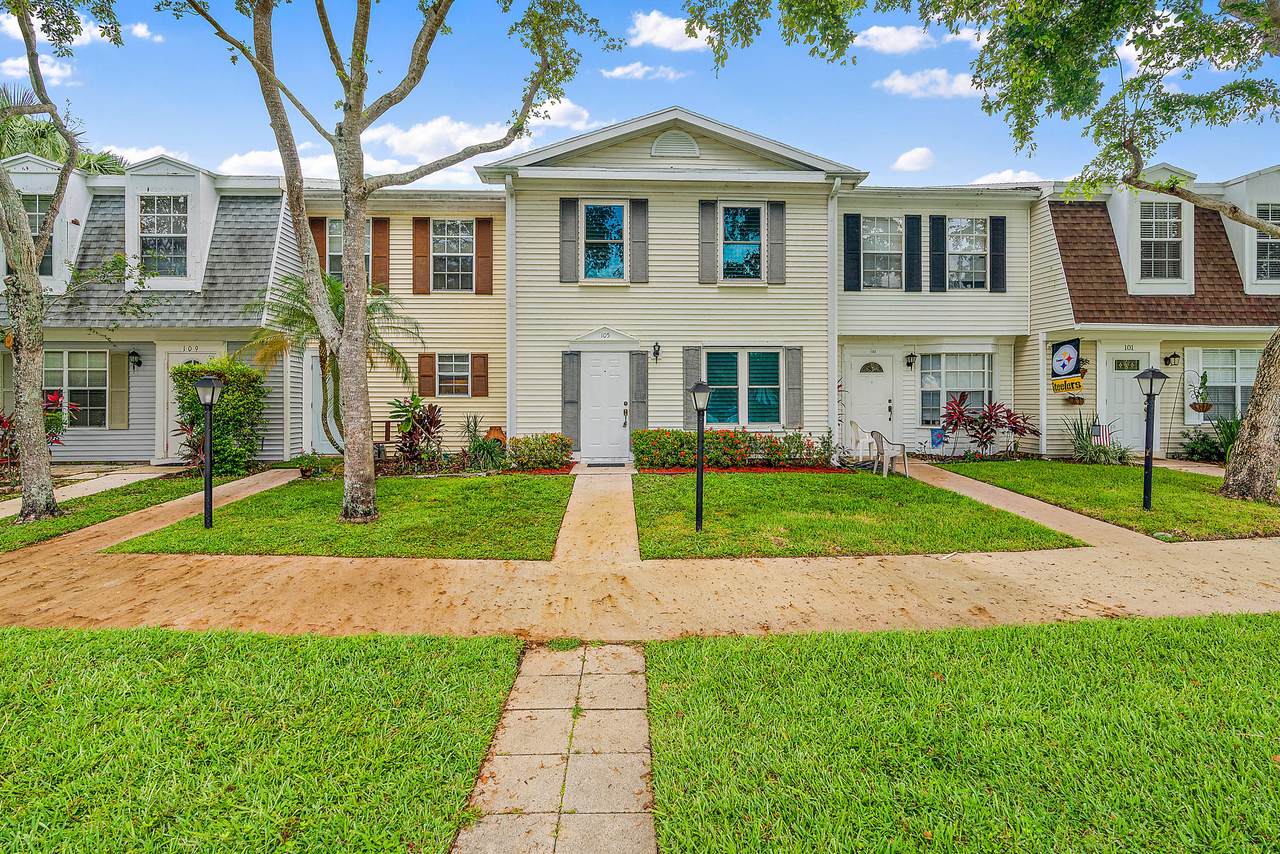 105 Old English Court - Photo 1