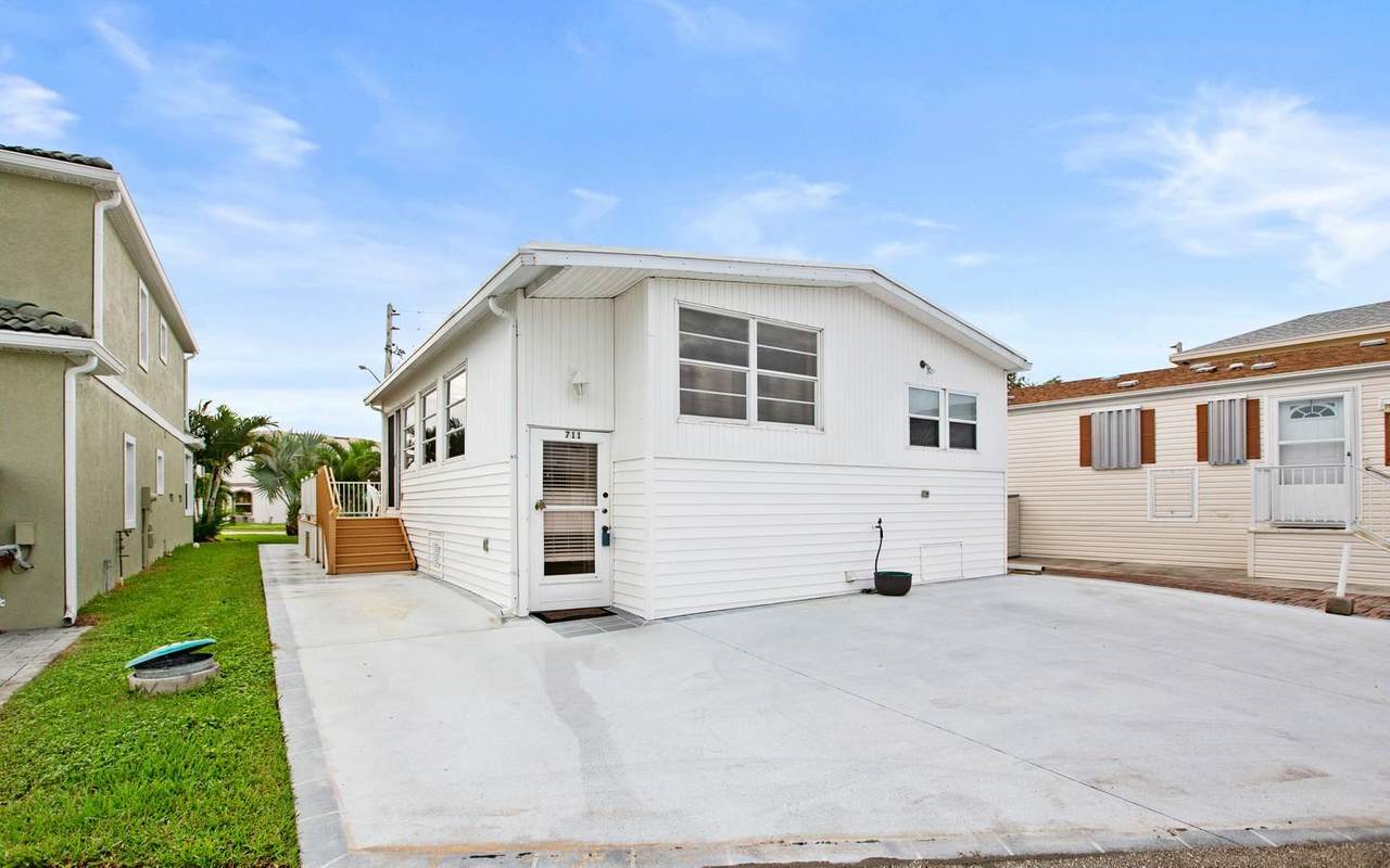 711 Nettles Boulevard - Photo 1