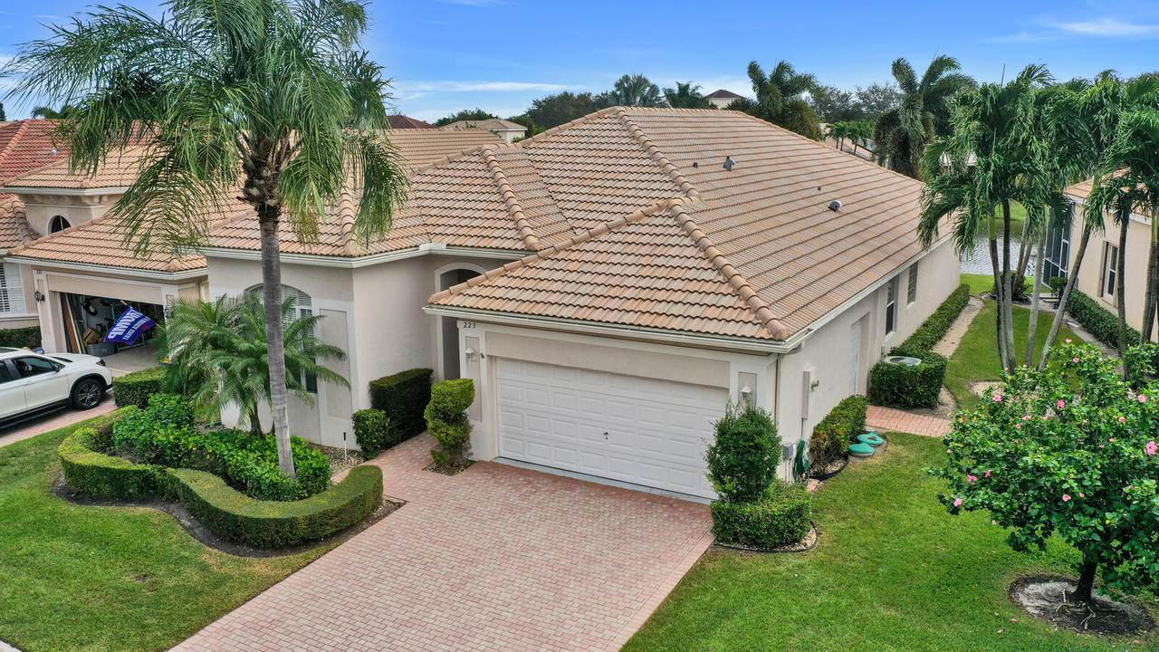 225 Palm Circle - Photo 1