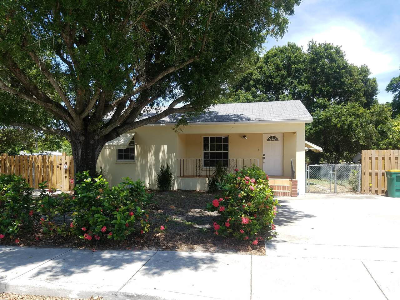 704 Pine Street - Photo 1