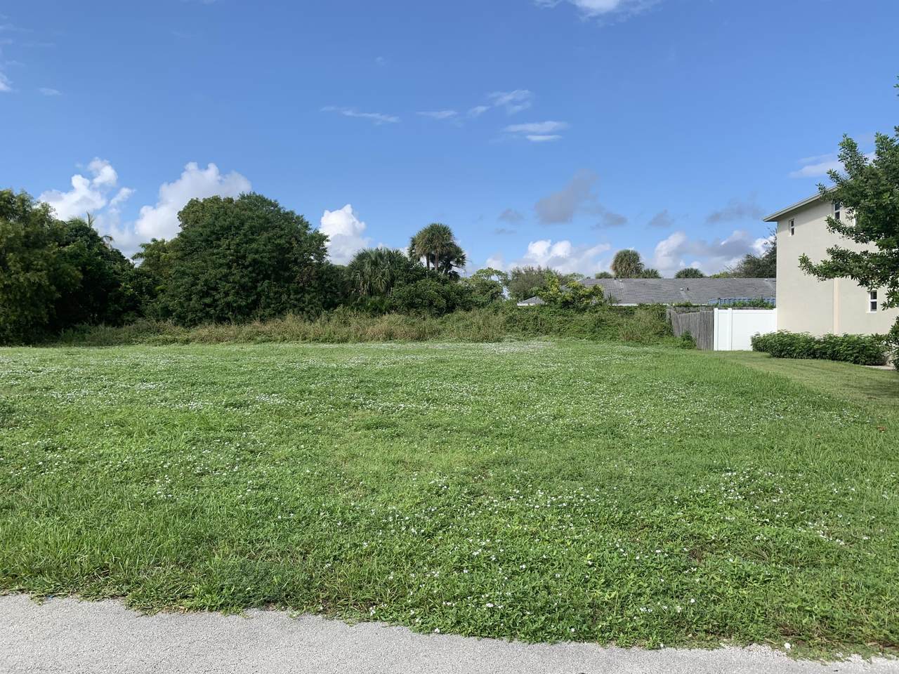 610 Lucky Lane - Photo 1
