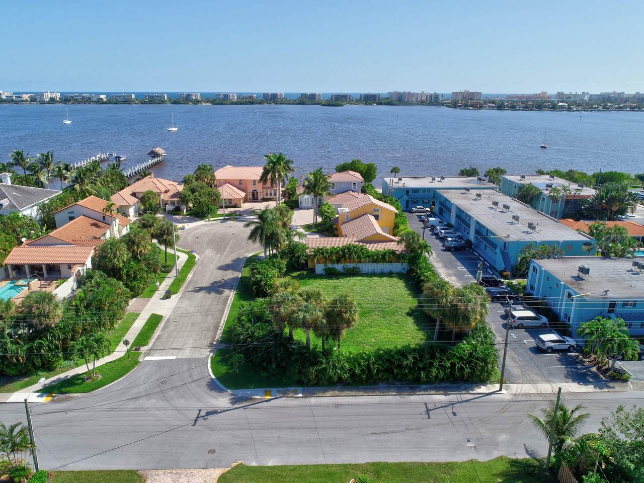 7 Lakeside Palms Court - Photo 1