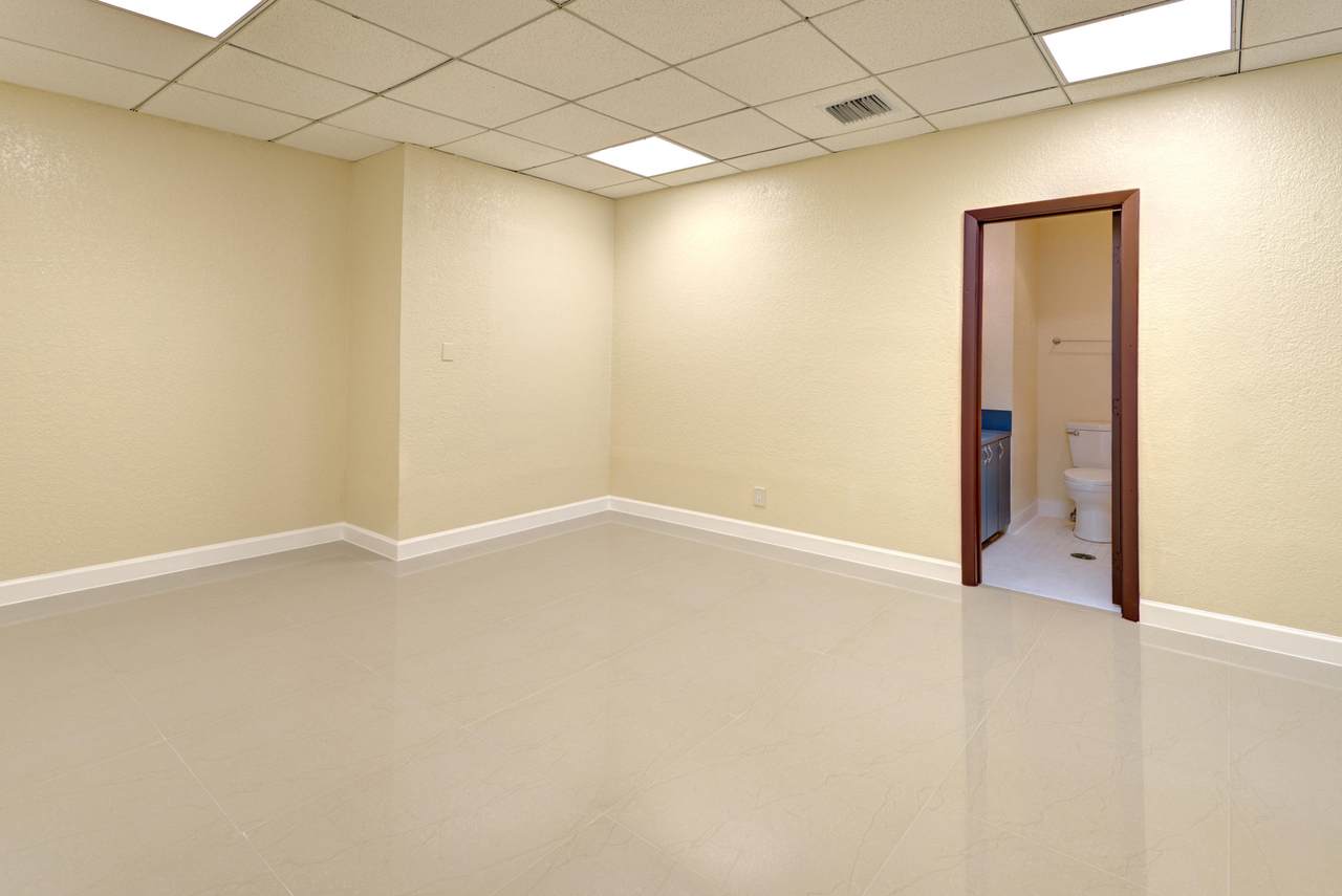 2701 Oakland Park Boulevard - Photo 1