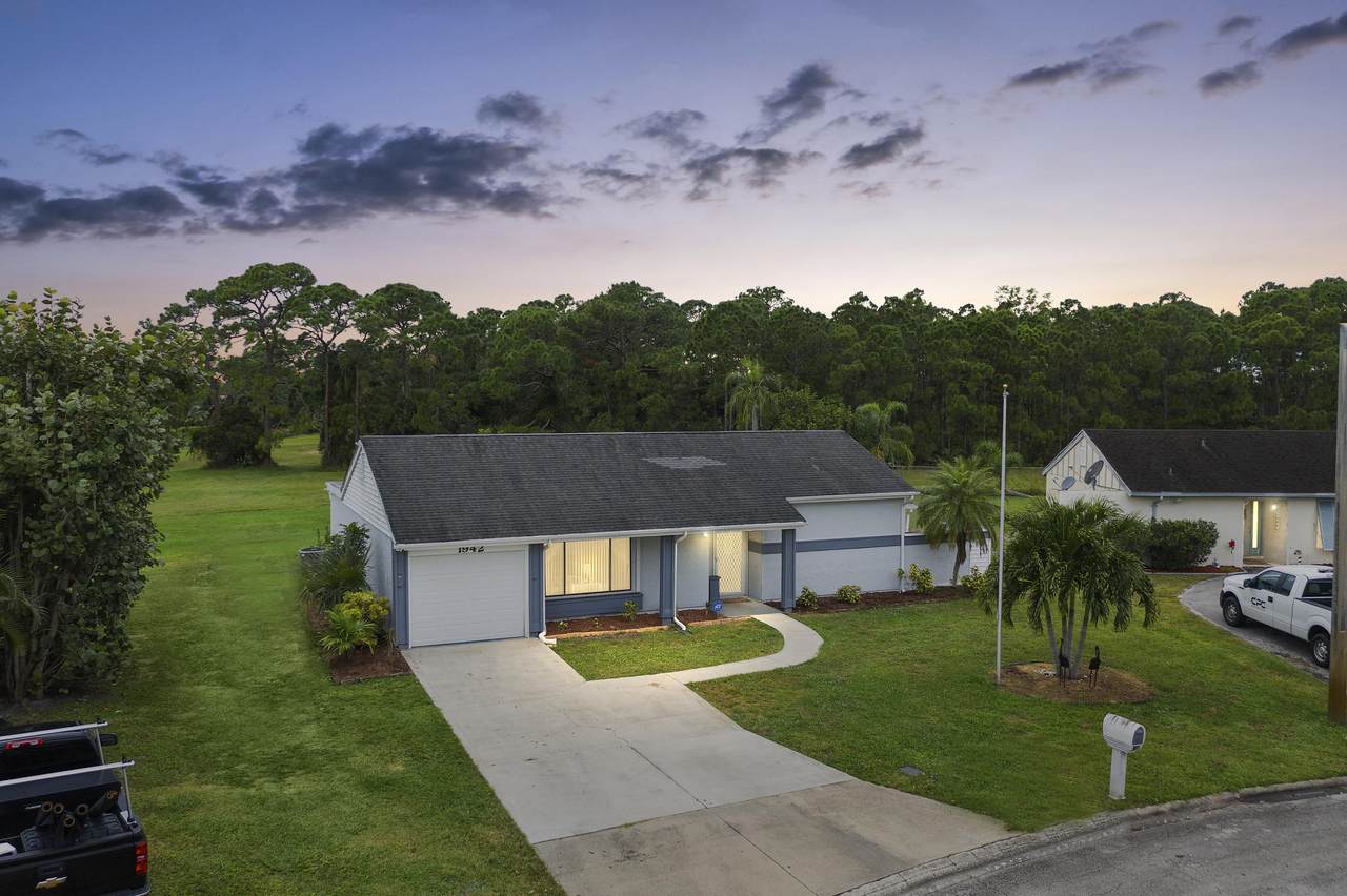 1942 Burgundy Lane - Photo 1
