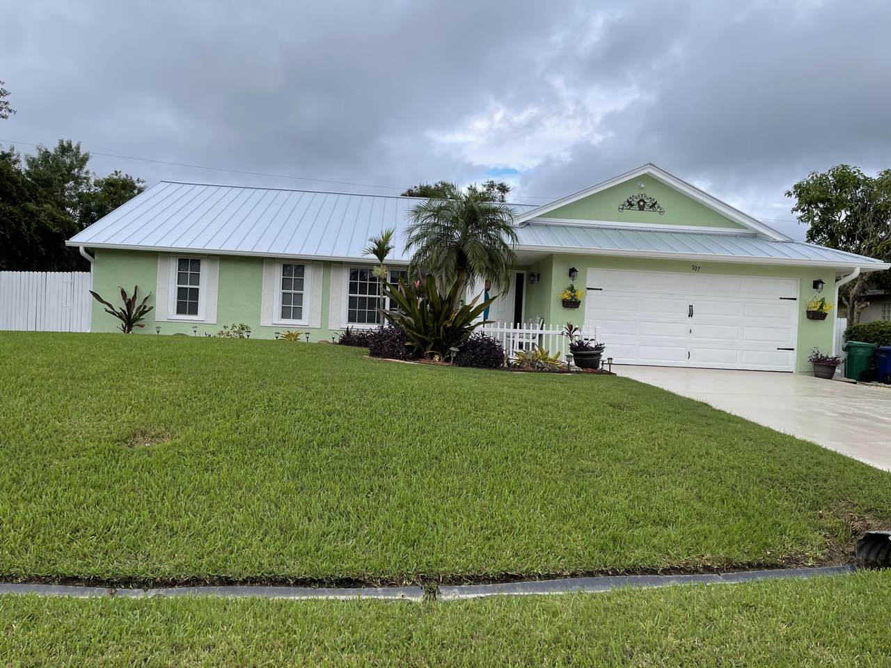 107 South Wakefield Drive - Photo 1