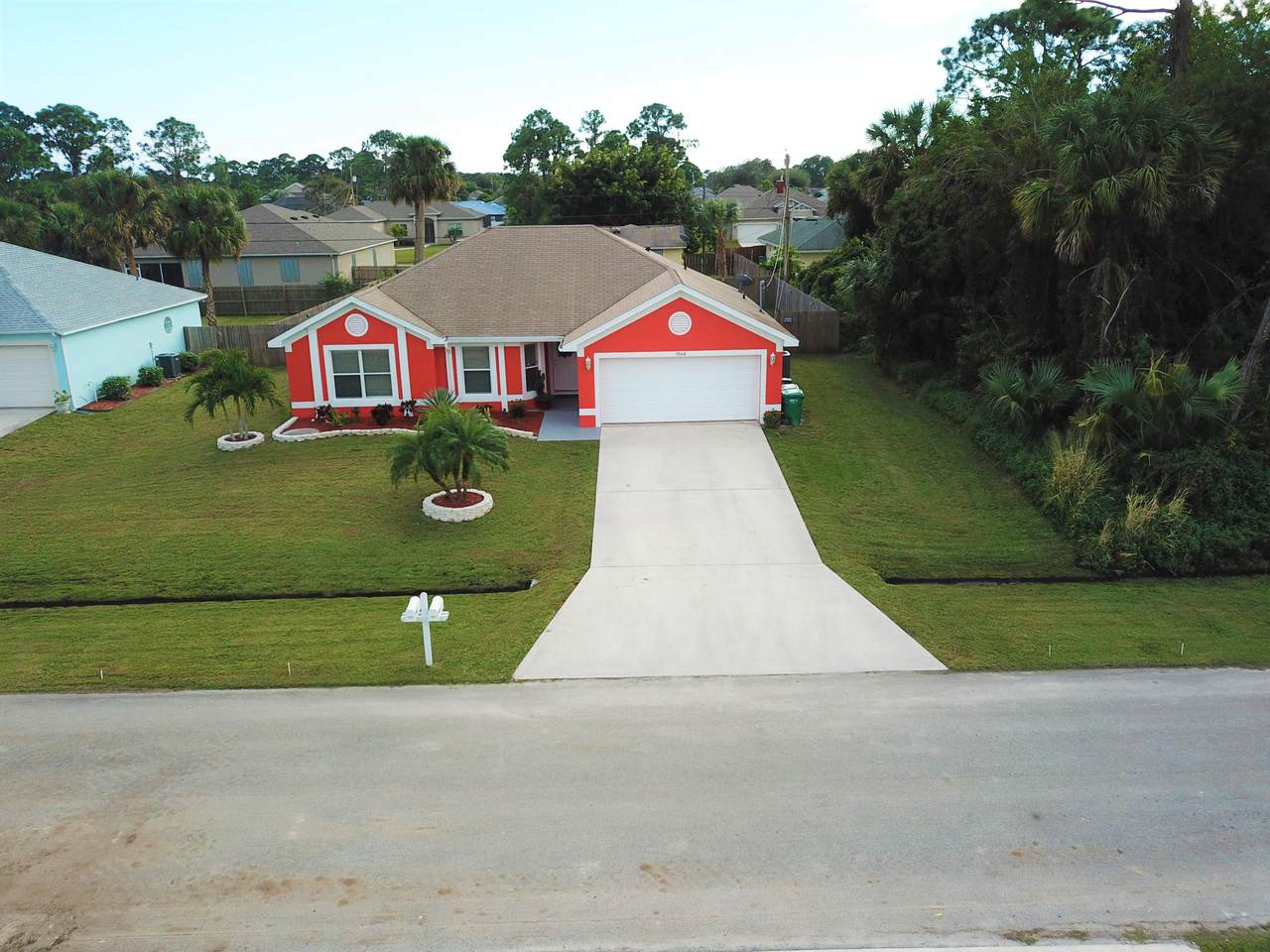 1060 Versailles Avenue - Photo 1