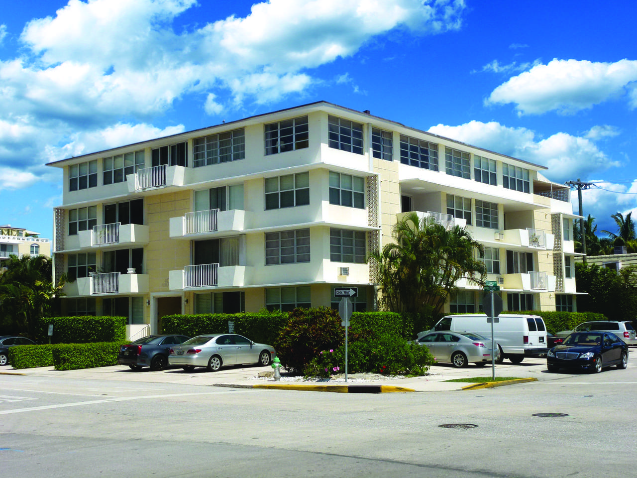 401 Peruvian Avenue - Photo 1