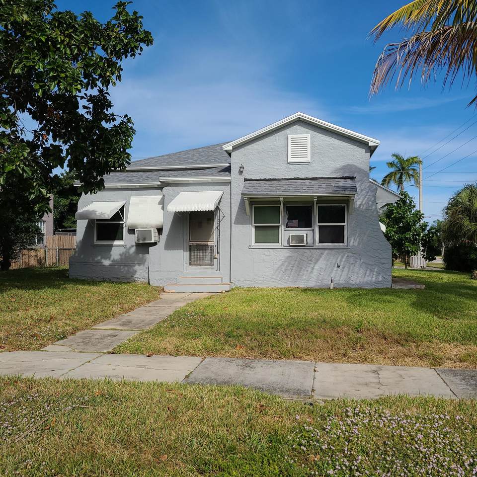 301 Hawthorne Drive - Photo 1