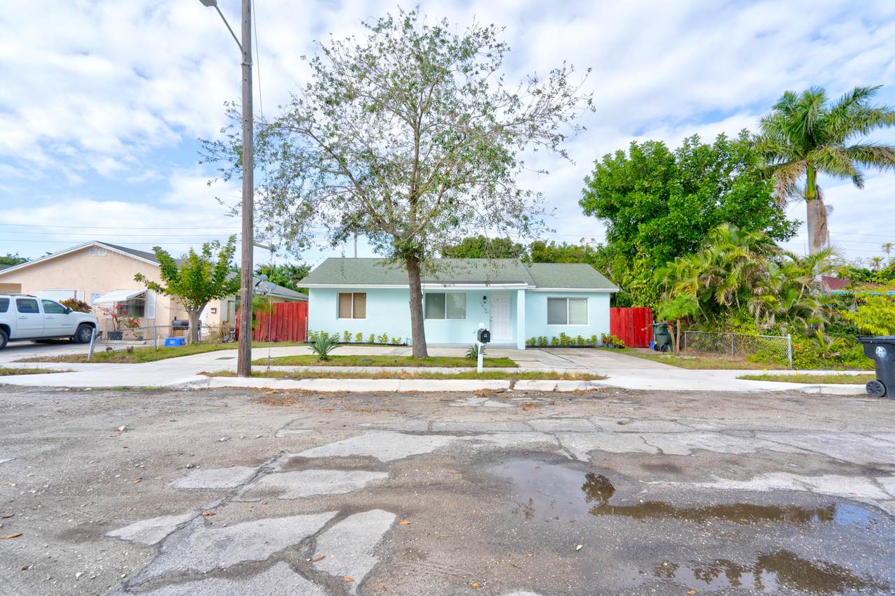 1919 East Coast Street - Photo 1