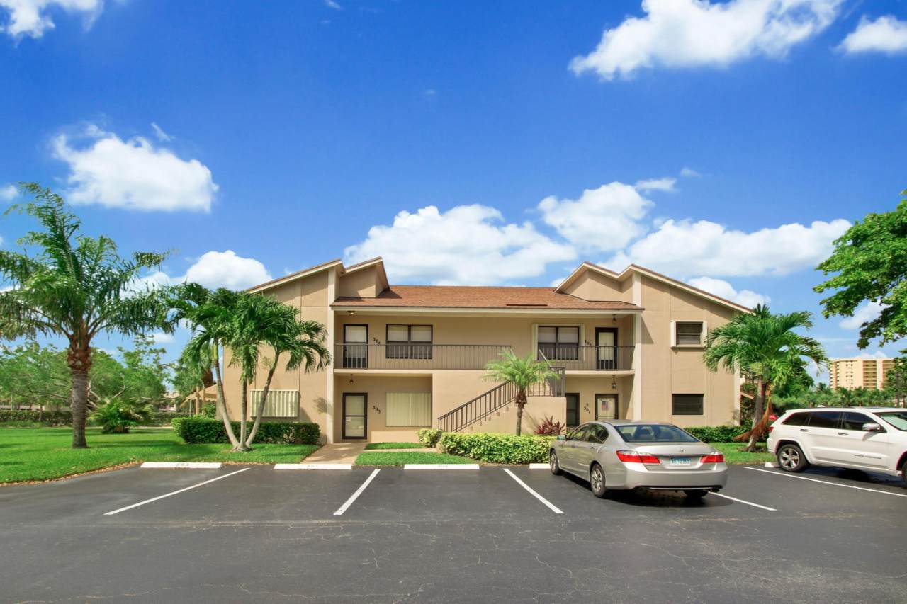 304 Clubhouse Circle - Photo 1