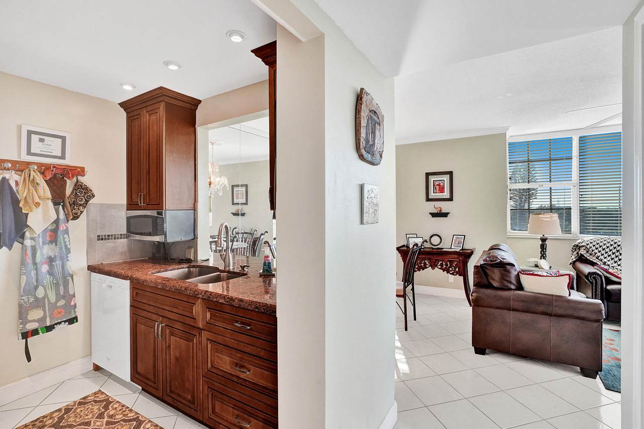 250 20th Street - Photo 1