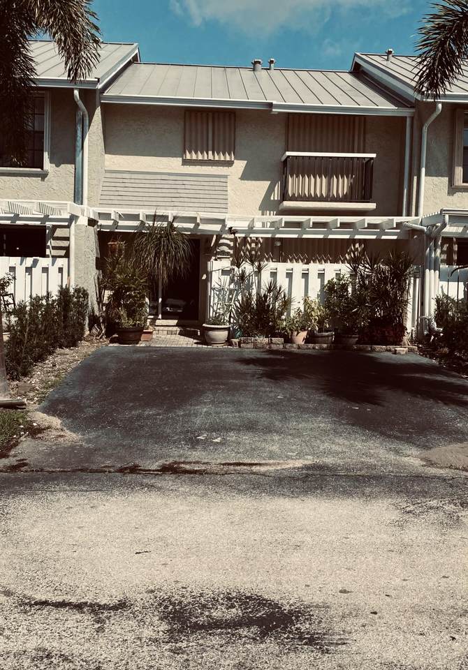 717 12th Ter 3 Terrace - Photo 1
