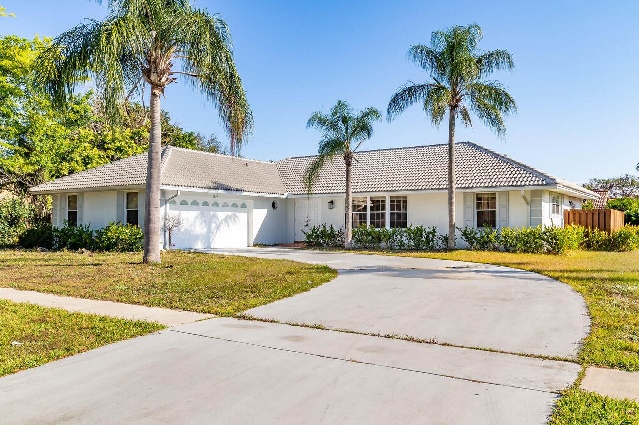 11849 Greenbriar Circle - Photo 1