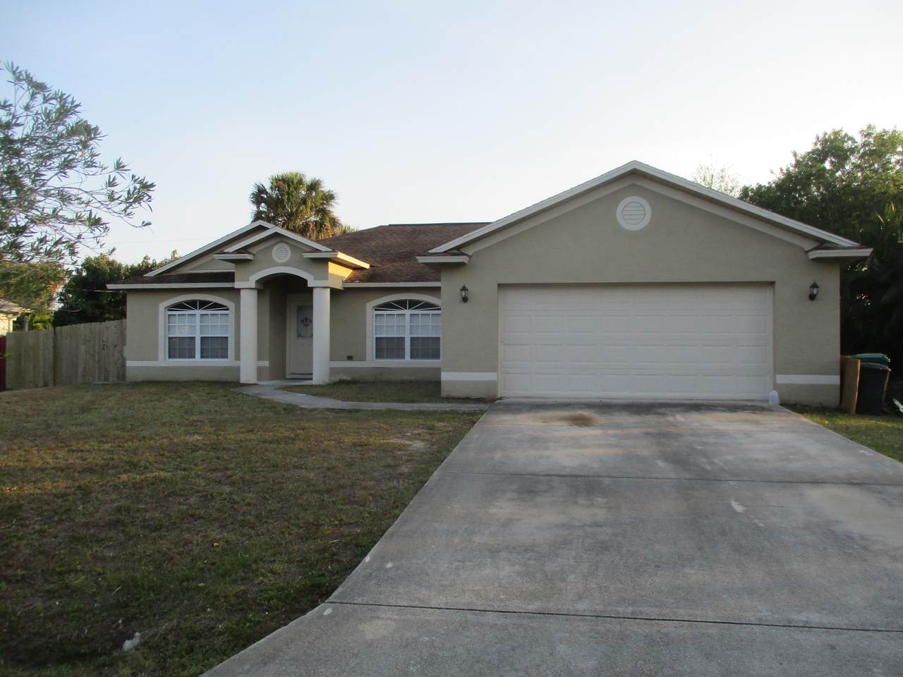 1034 Abingdon Avenue - Photo 1