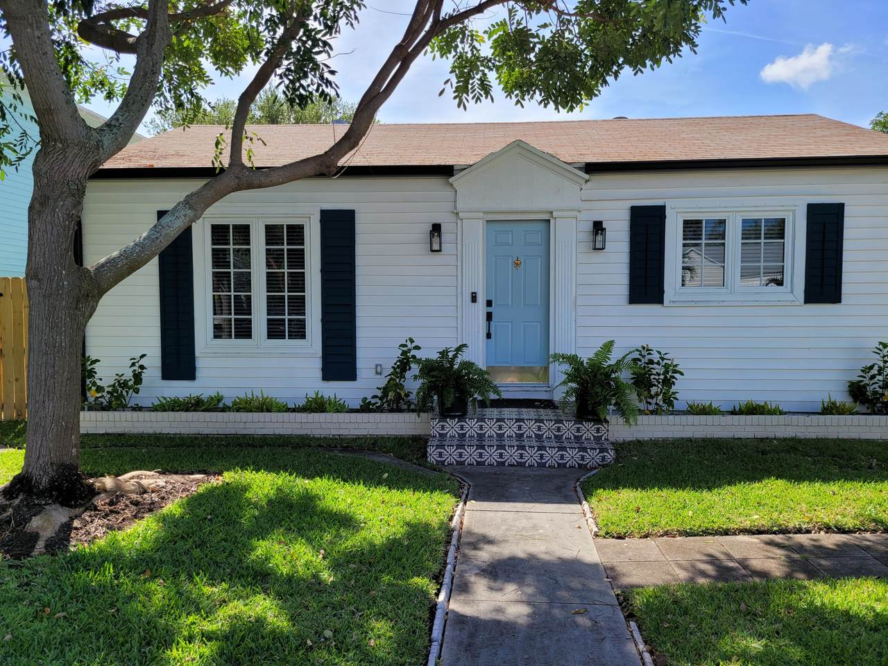 215 Palmway - Photo 1