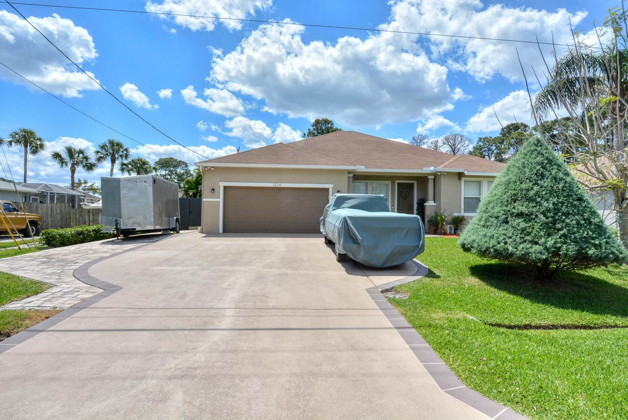 1324 Wellington Avenue - Photo 1