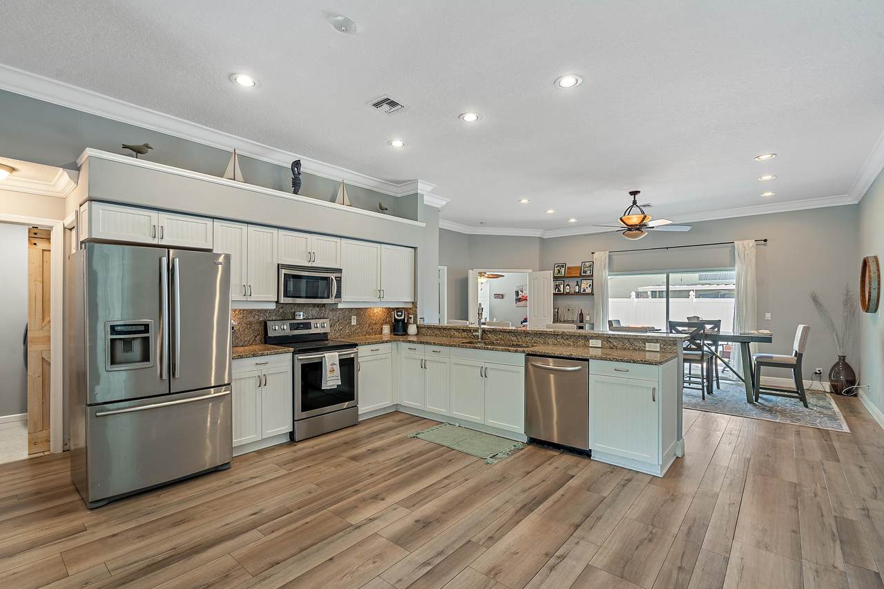 6246 Leslie Street - Photo 1
