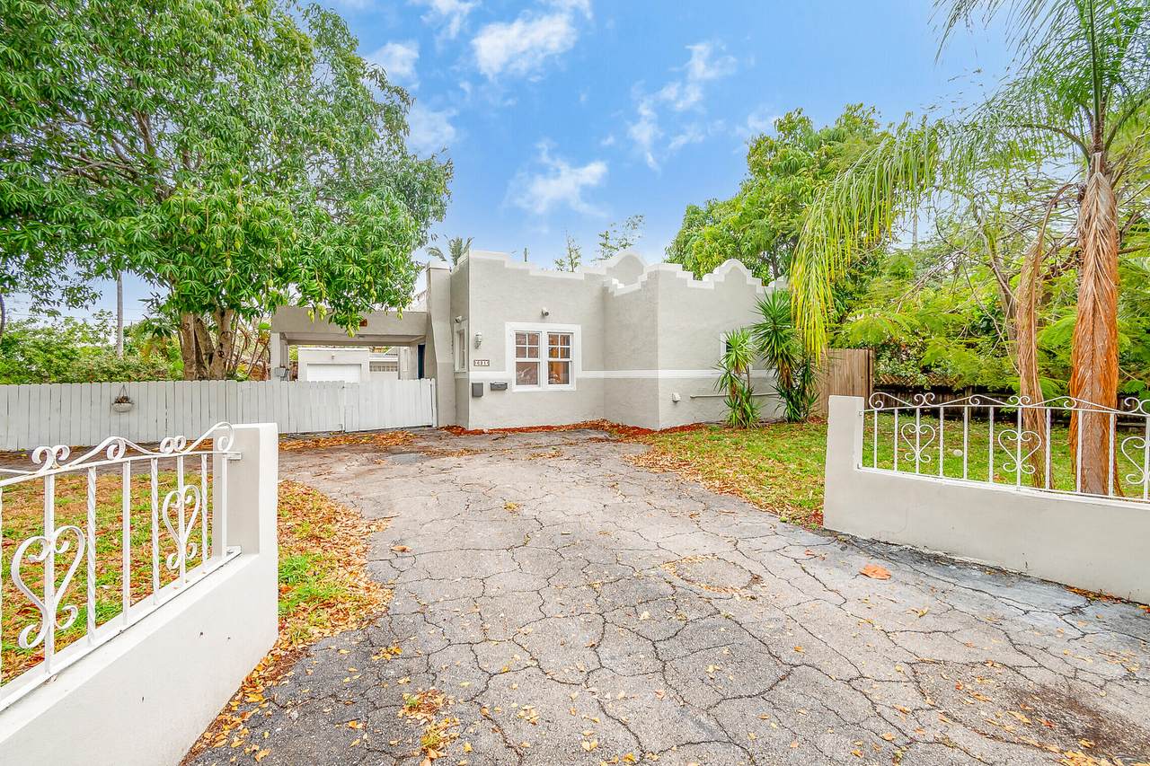 621 Forest Hill Boulevard - Photo 1