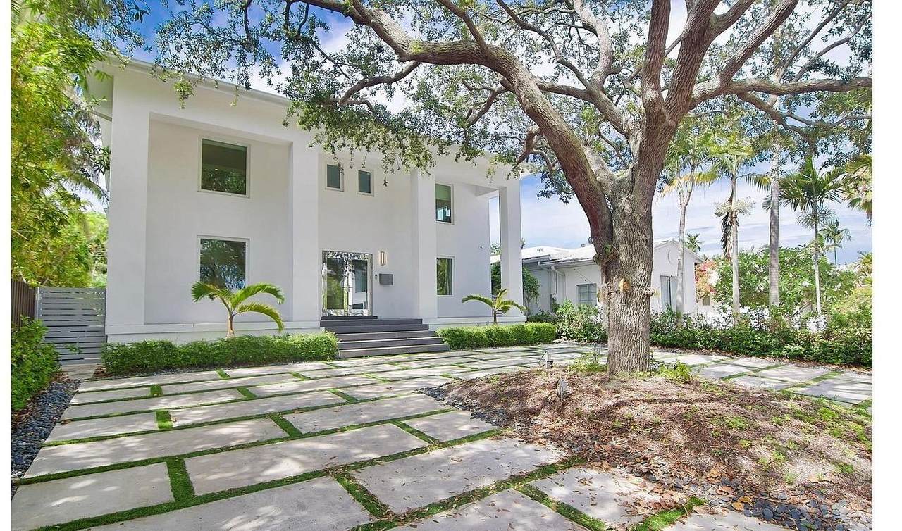 777 Lakeview Drive - Photo 1