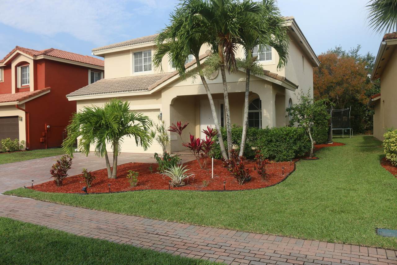 129 Sarona Circle - Photo 1