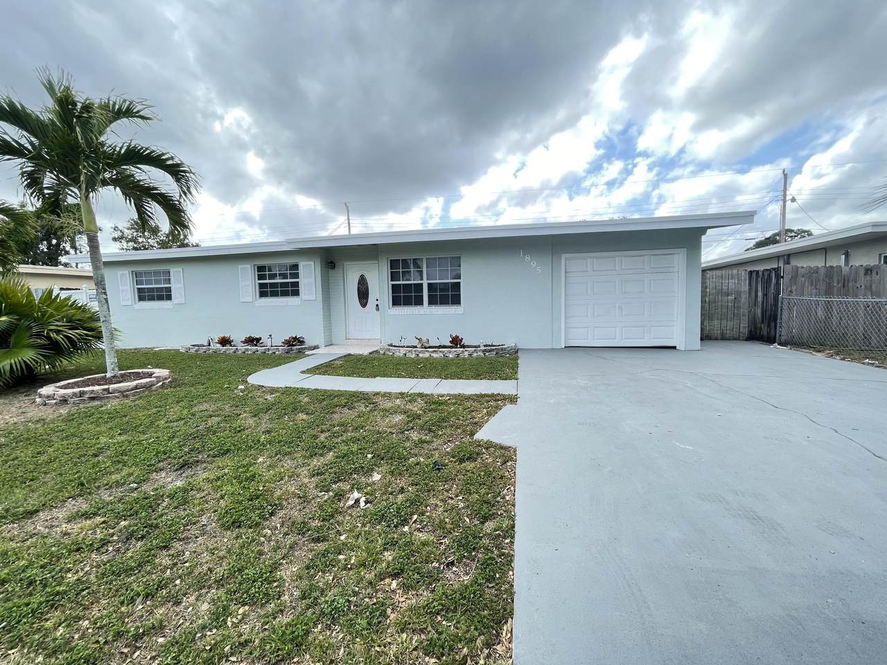 1895 Violet Avenue - Photo 1