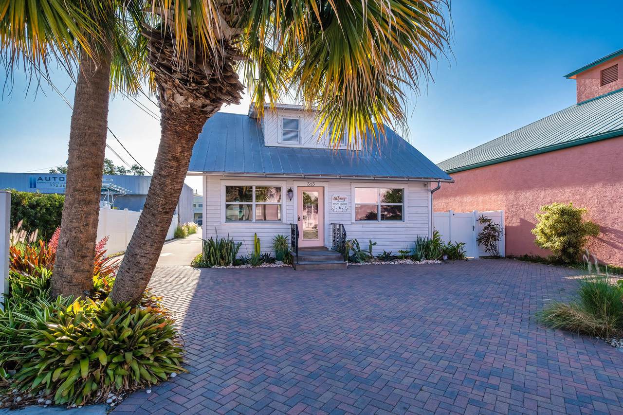 313 Albany Avenue - Photo 1