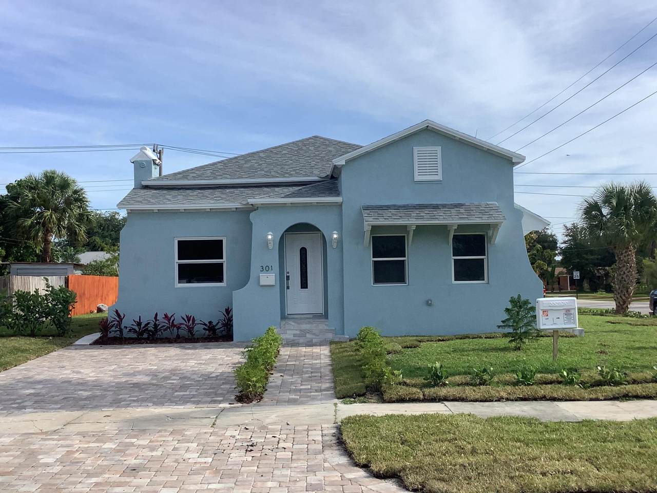 301 Hawthorne Drive - Photo 1