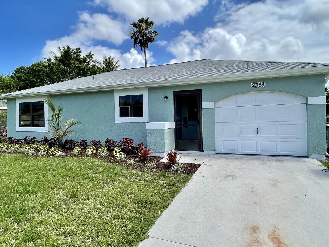 2388 Gillette Avenue - Photo 1
