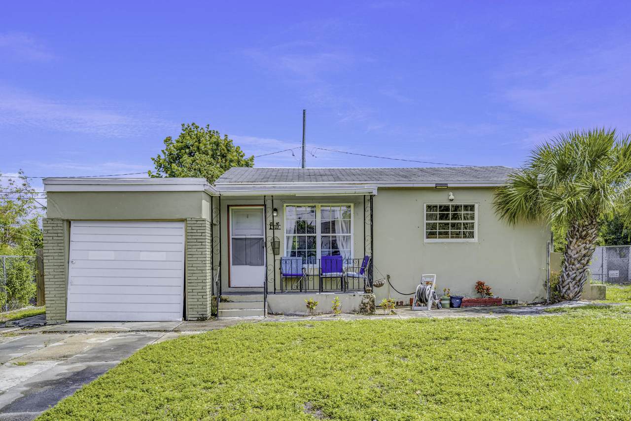 933 43rd Street - Photo 1