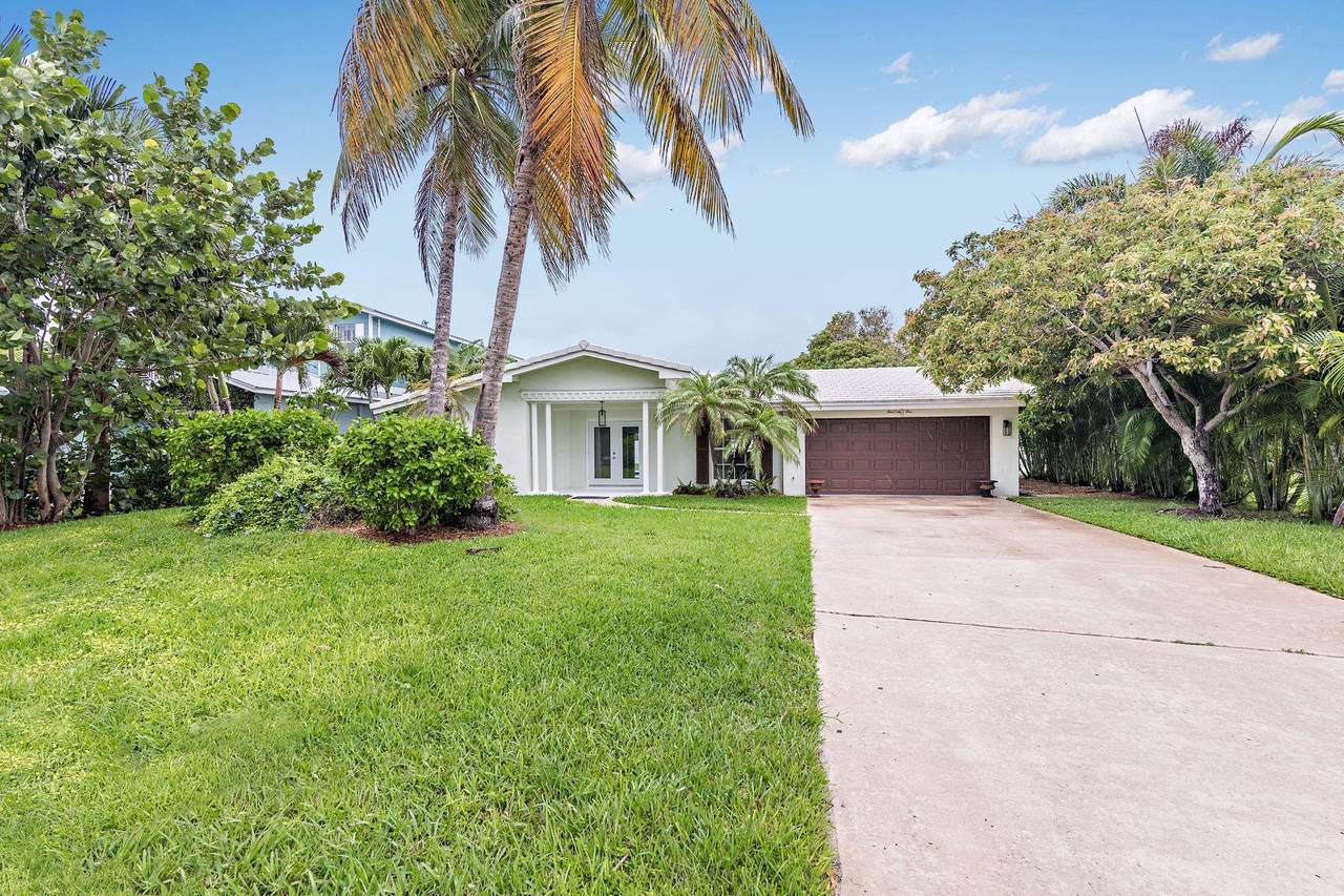 565 Olive Way - Photo 1