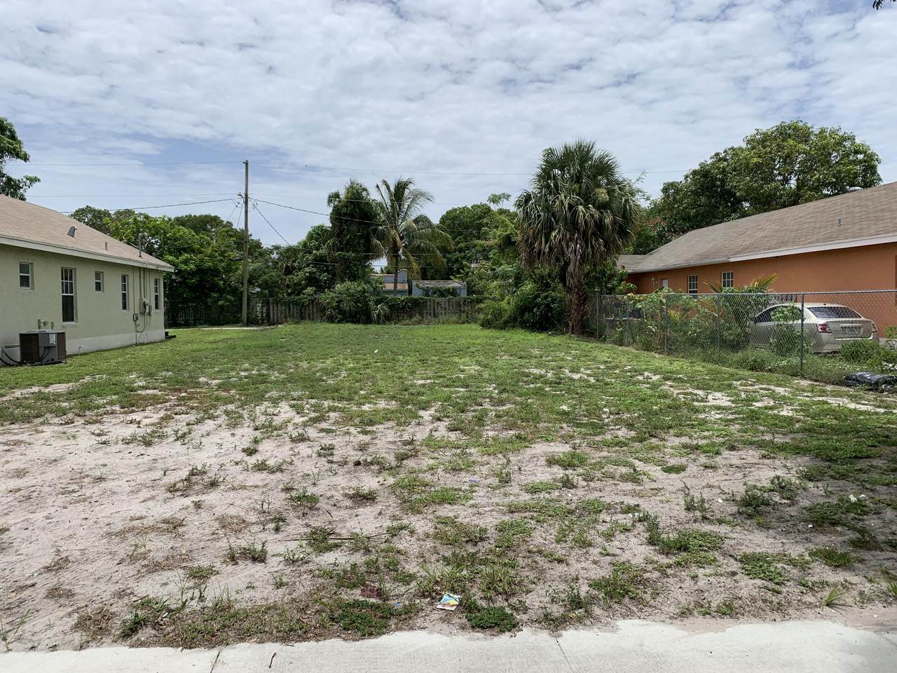 626 33rd Street - Photo 1