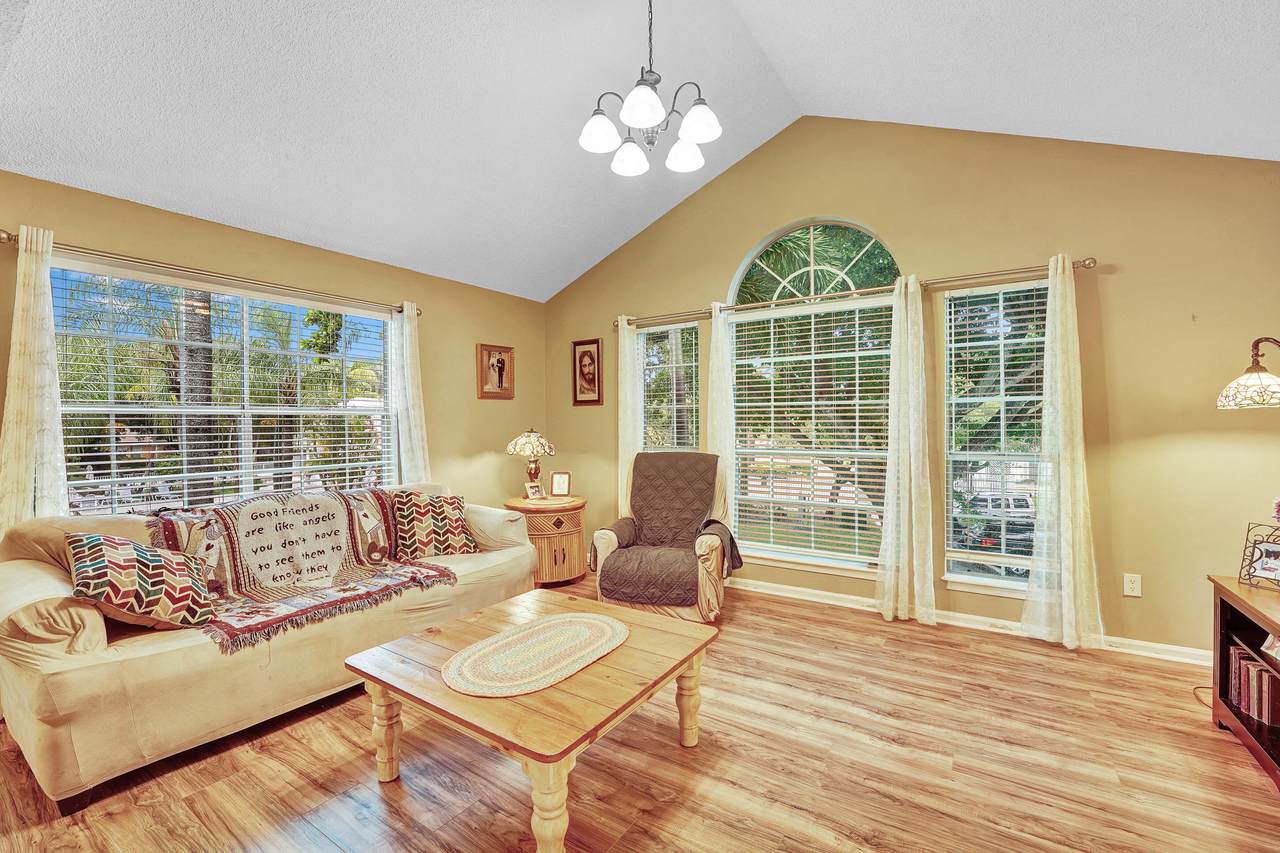 1001 Crystal Way - Photo 1