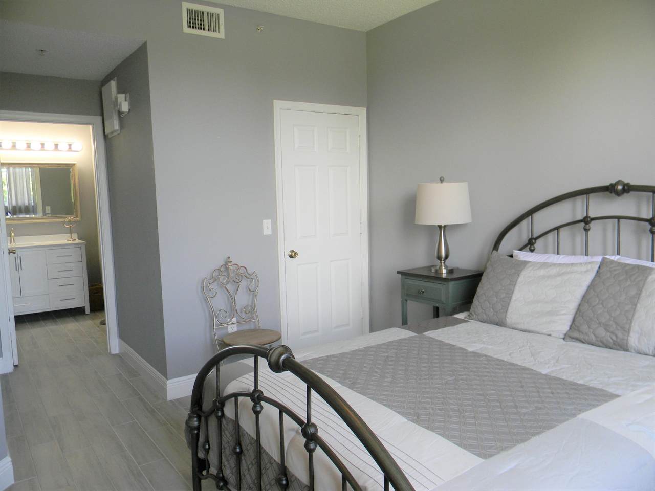 2040 Greenview Shores Boulevard - Photo 1