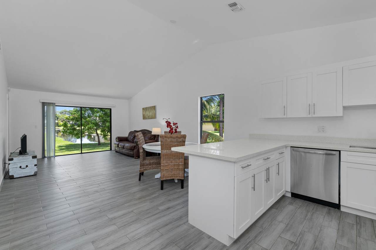 1200 Hyacinth Place - Photo 1