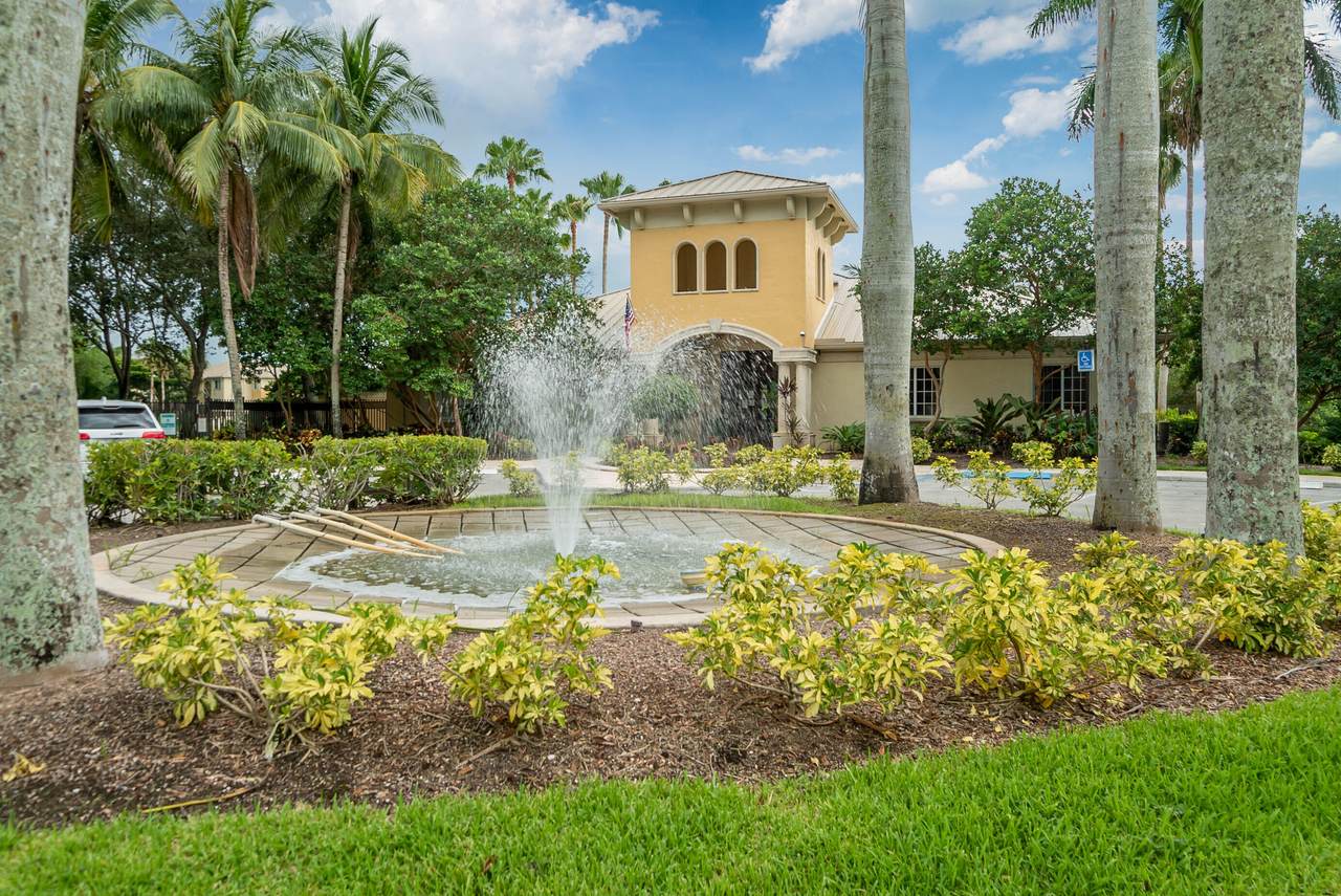 200 Crestwood Court - Photo 1