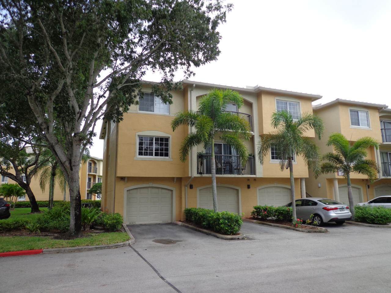 300 Crestwood Court - Photo 1
