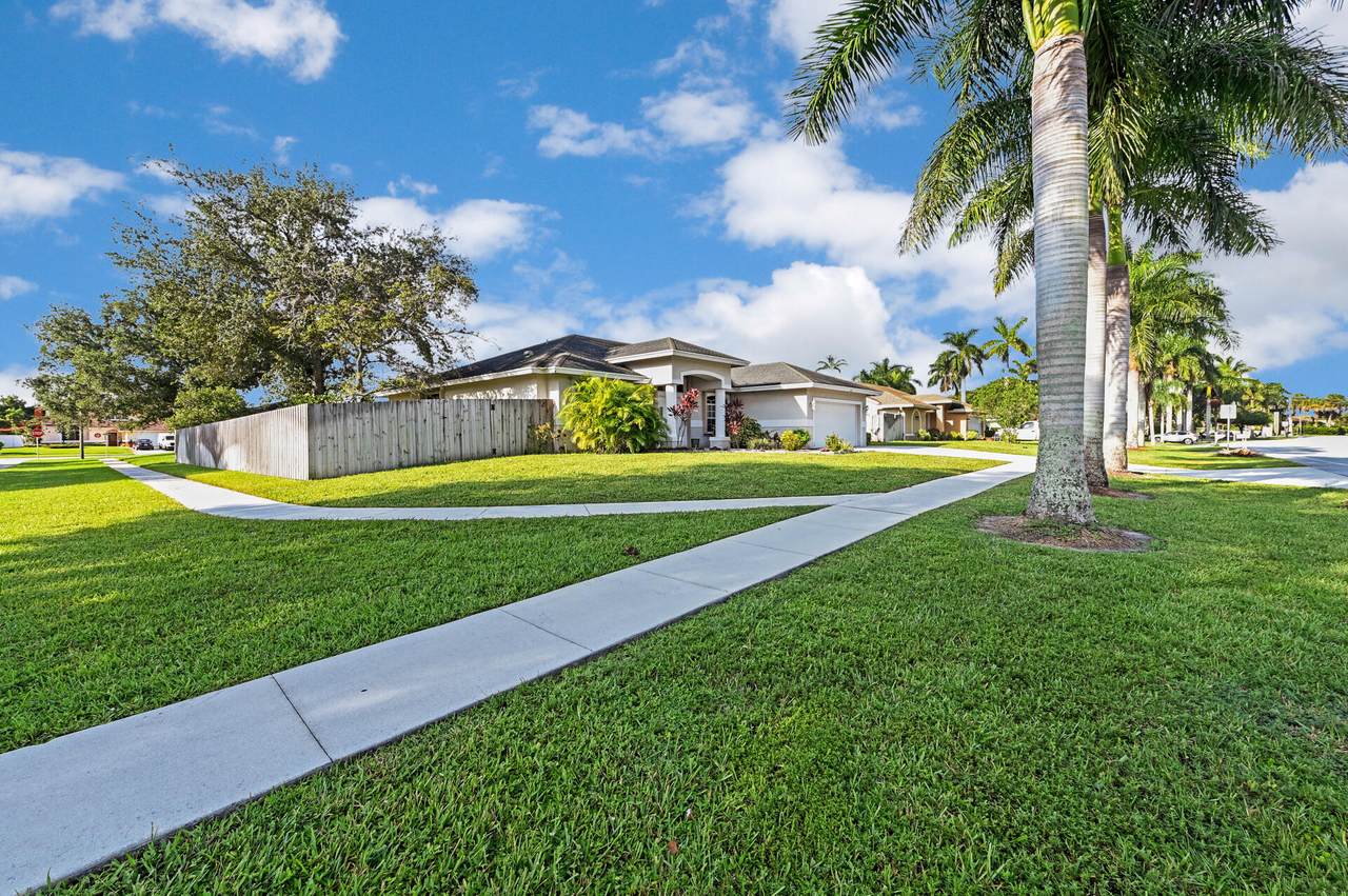 422 La Mancha Avenue - Photo 1