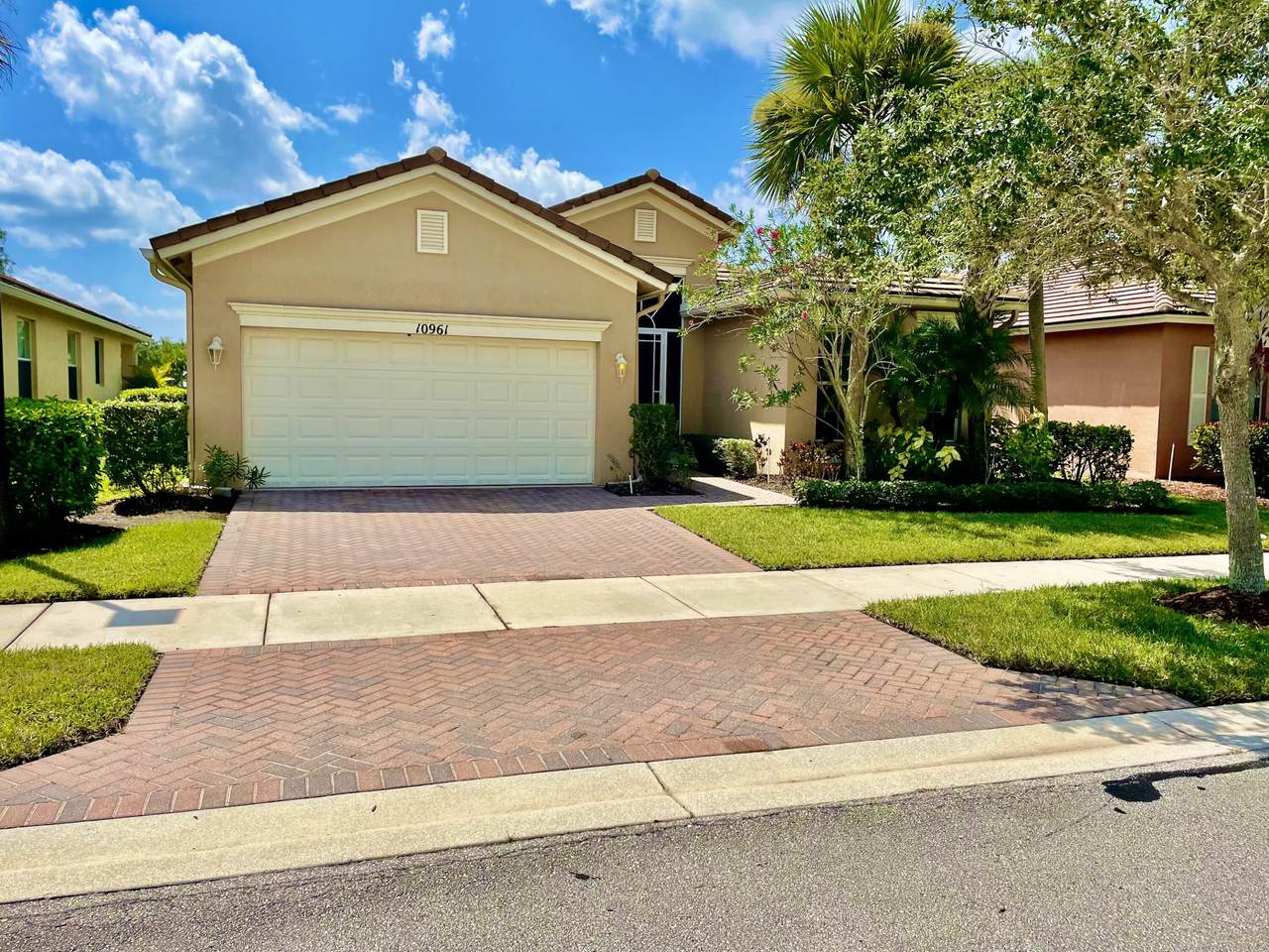 10961 Dunhill Court - Photo 1