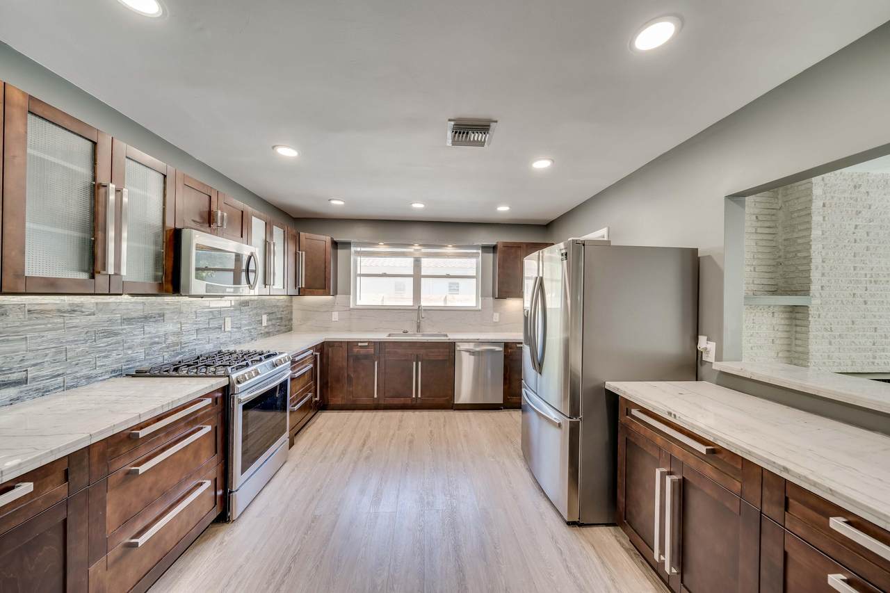 624 Garden Court - Photo 1