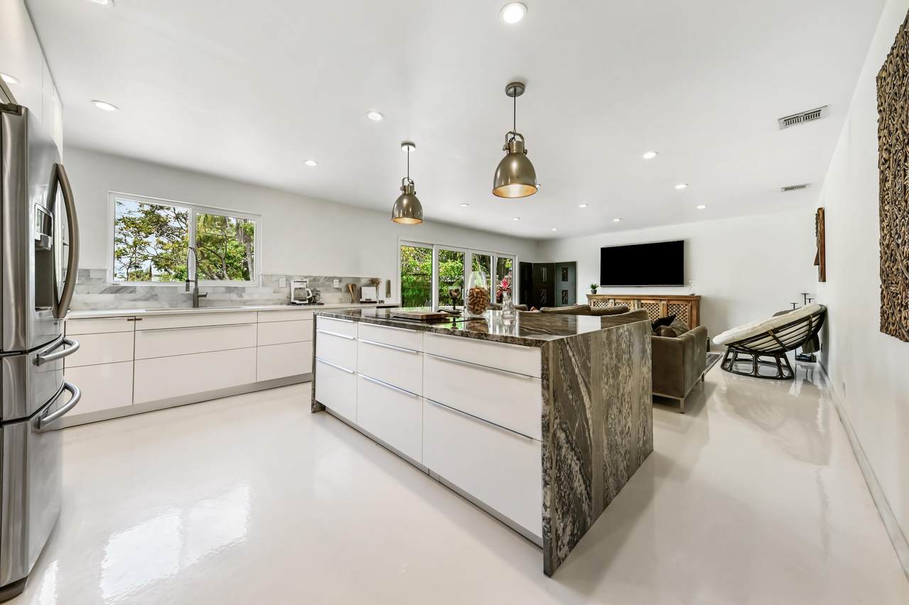807 Summit Boulevard - Photo 1