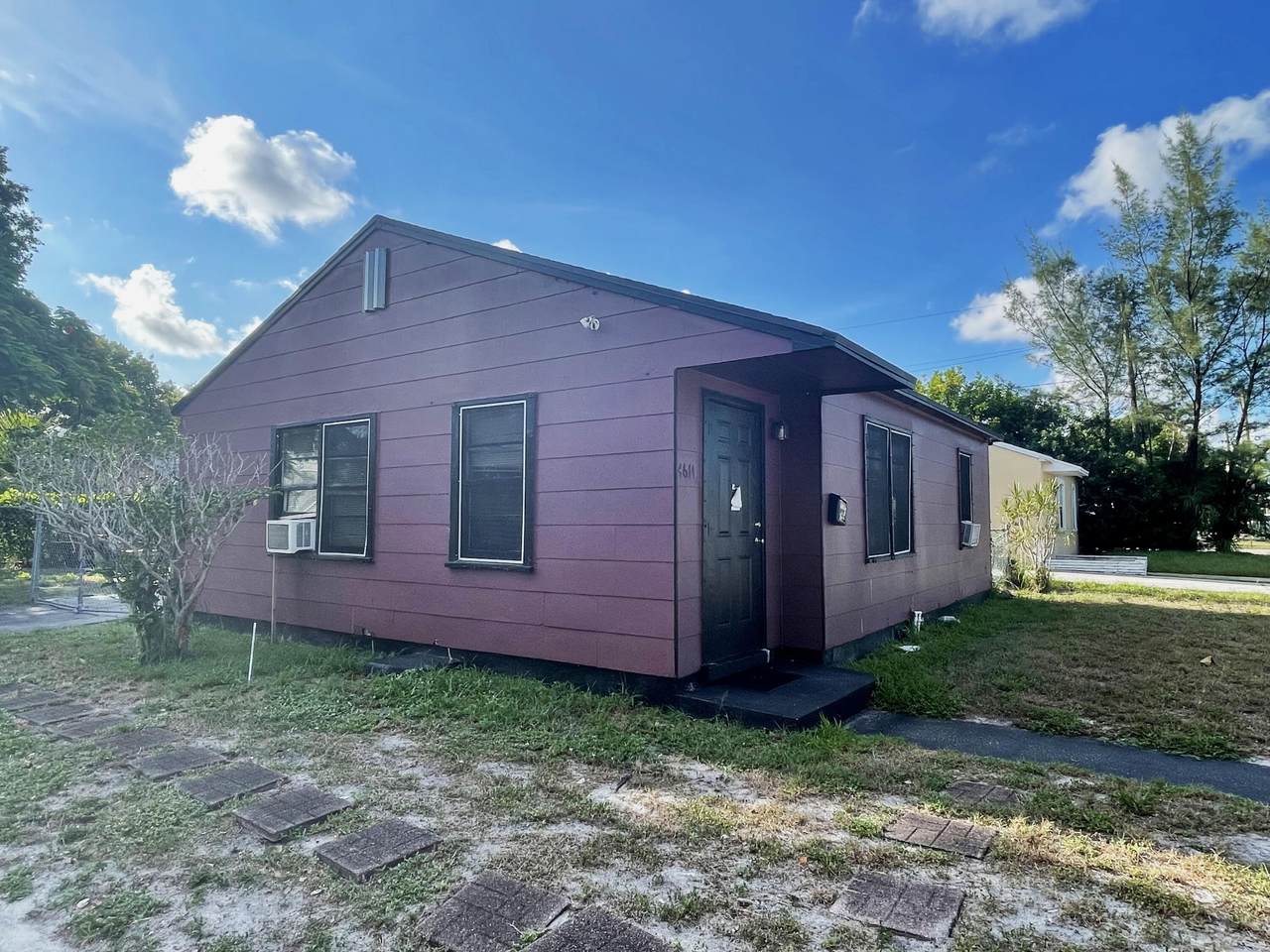 4614 Pinewood Avenue - Photo 1