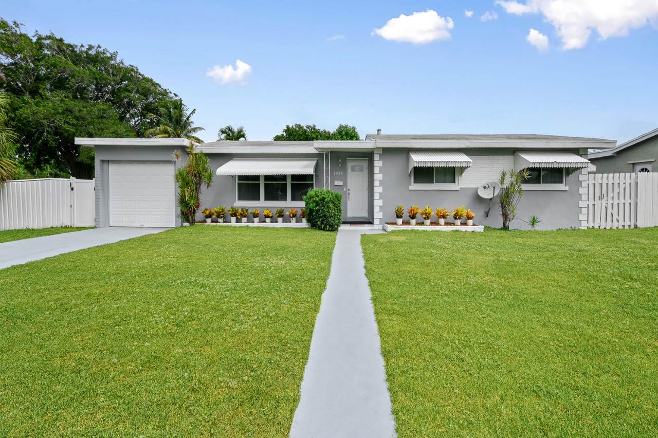 1043 Park Circle - Photo 1