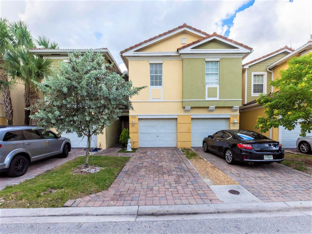 896 Pipers Cay Drive - Photo 1